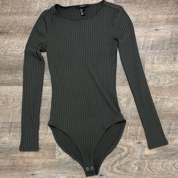 Forever 21 Tops - Forever 21 Women’s Dark Green Ribbed Long Sleeve Scoop Neck Bodysuit- Size Small